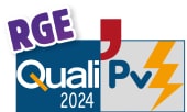 Certification RGE QualiPV 2024 : Label Solaire Officiel Logo RGE QualiPV 2024 bleu et blanc avec éclair orange, label de certification pour installations photovoltaïques.